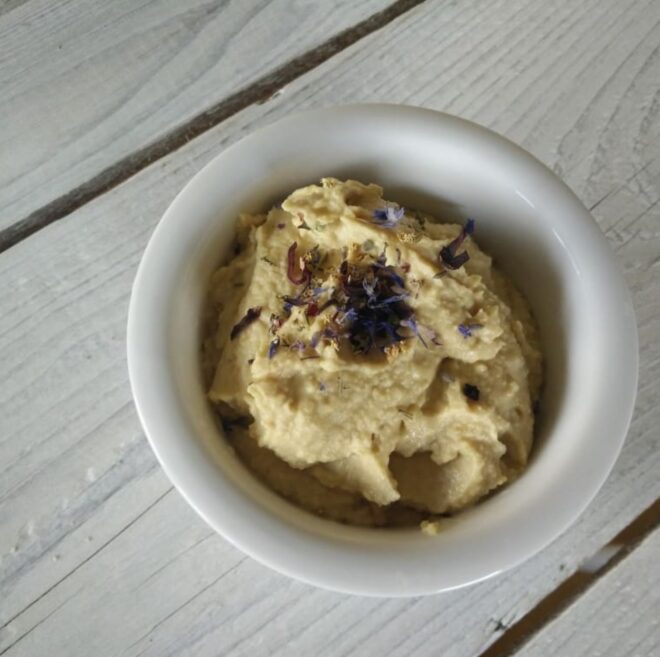 Veganer schneller nährstoffreicher Hummus ist schnell gemacht und lecker